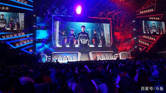 拿下强敌WBG后，BLG众人聚餐吃日料：绿毛在场，主教练Tabe比心